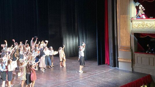 Allievi della scuola Danza Viterbo in una performance di danza e recitazione al Teatro Argentina di Roma, un evento che unisce arte e spettacolo