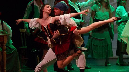 Ballerini del Centro di Produzione Danza e Recitazione Viterbo in una presa spettacolare durante lo spettacolo "Pirati & Pirati"
